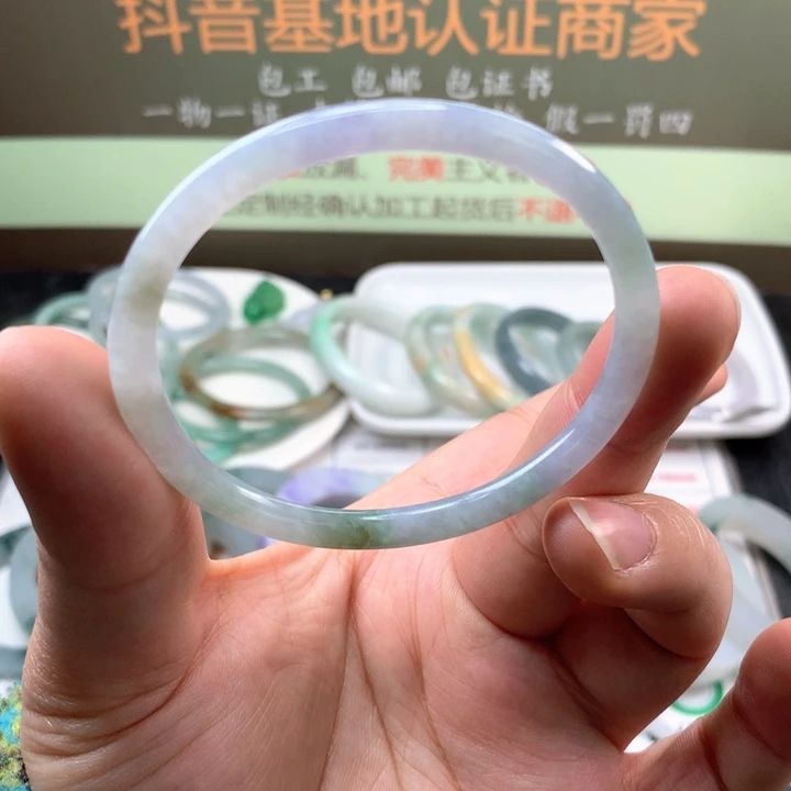 【闪购商品】翡翠手镯未镶嵌小**?手镯