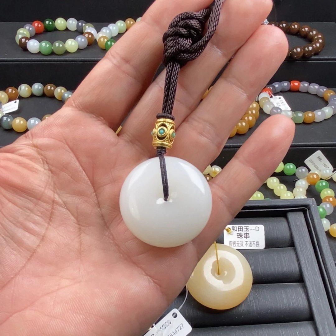 和田玉未镶嵌吊坠(赠链)