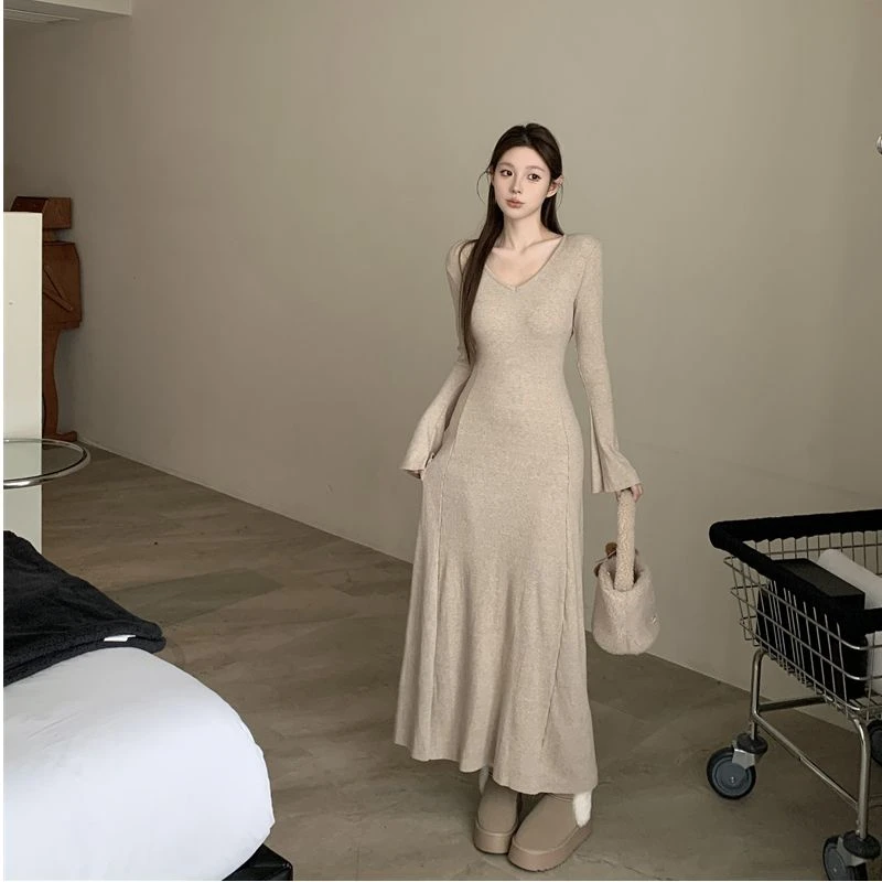 复古喇叭袖V领针织打底连衣裙女秋季2025新款修身显瘦气质长裙子