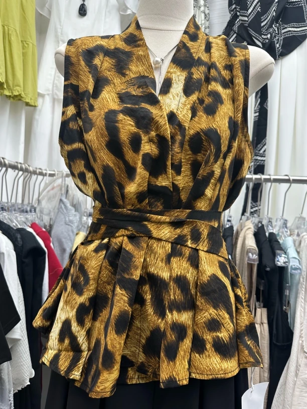 四季通用夏季修身型V领印花衬衫减龄女修身豹纹无袖遮肉显瘦时尚