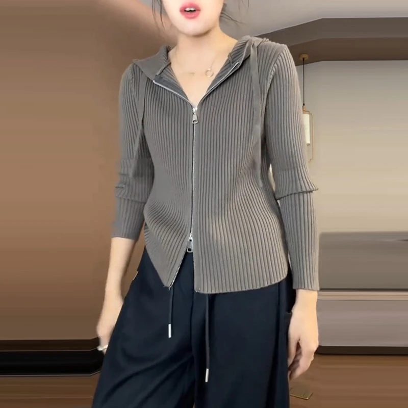 时尚百搭修身设计感上衣女2026秋季新款大码显瘦连帽拉链针织开衫