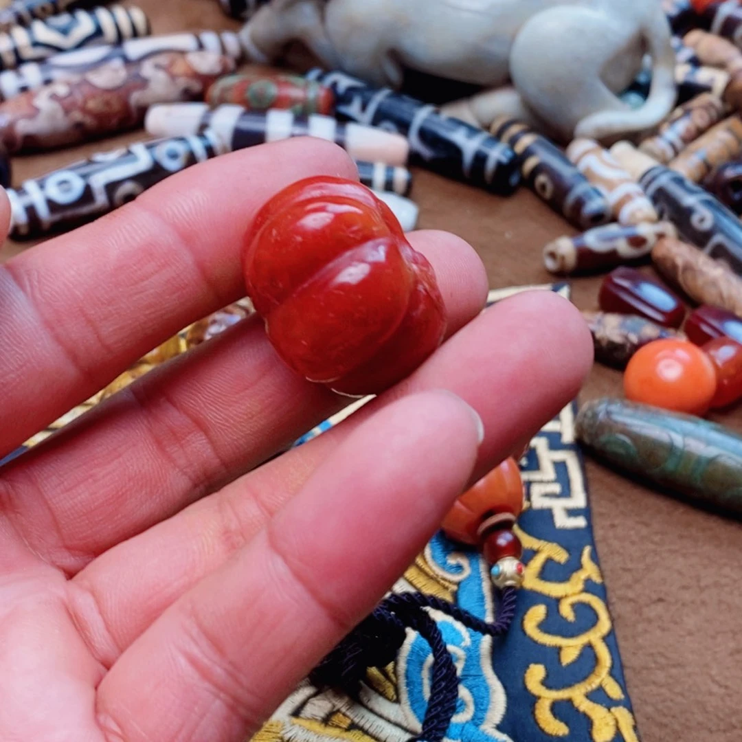 DIY琉璃奕珠子的颜色是蓝色