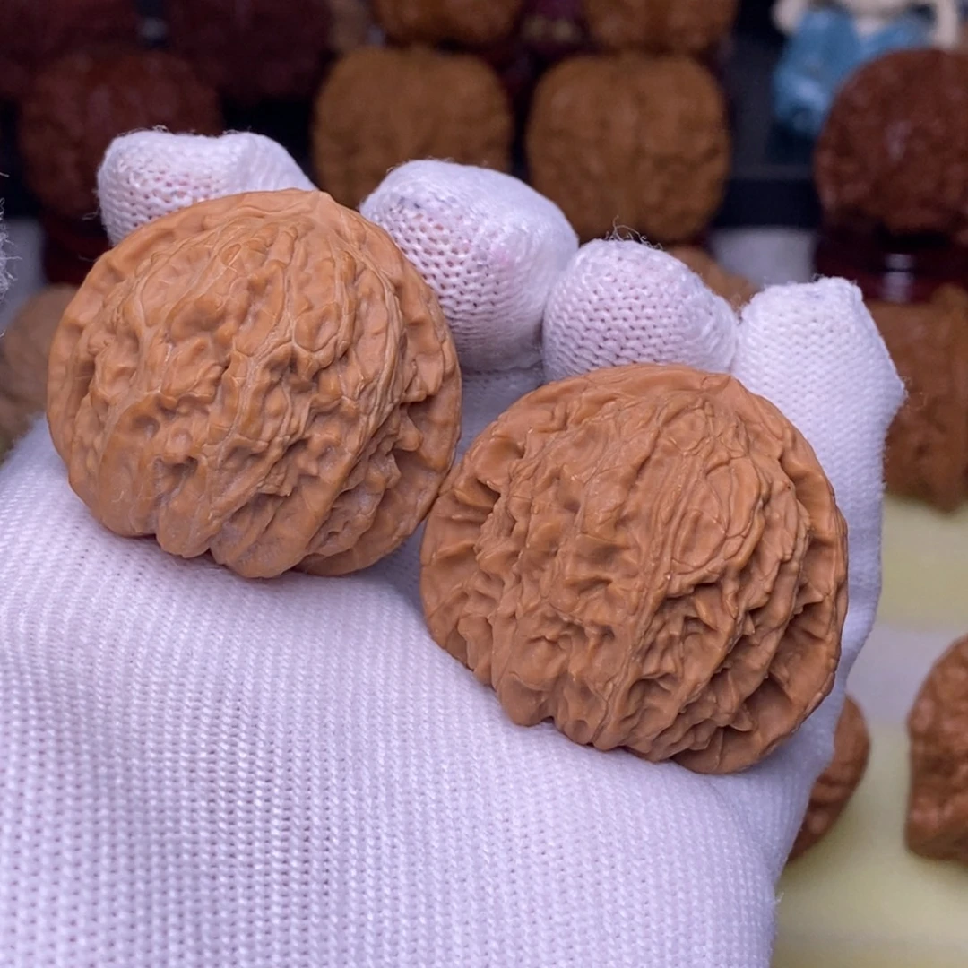 文玩核桃吊坠白狮子