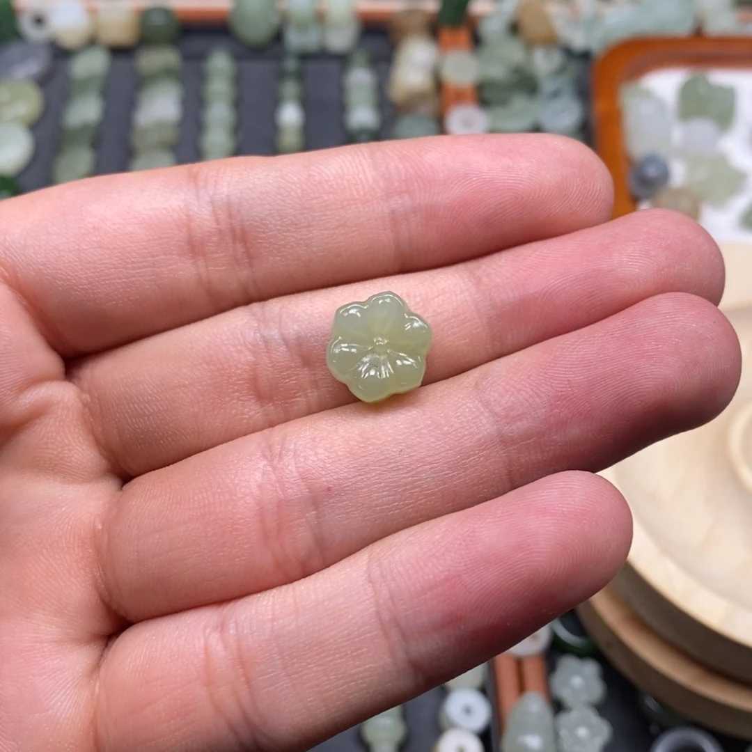 可***限和田玉未镶嵌颈饰