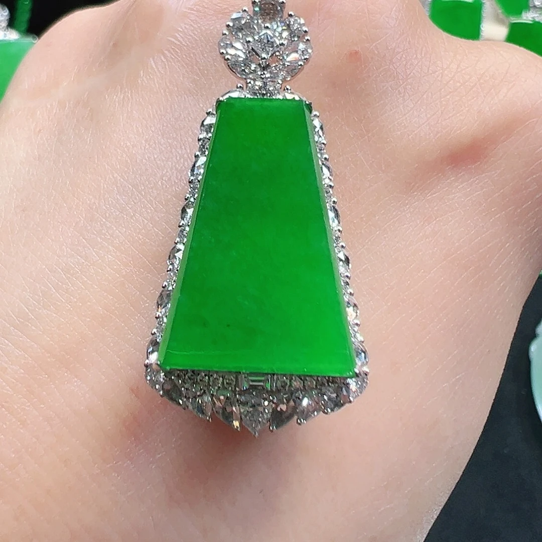 翡翠18K金镶嵌颈饰吊坠