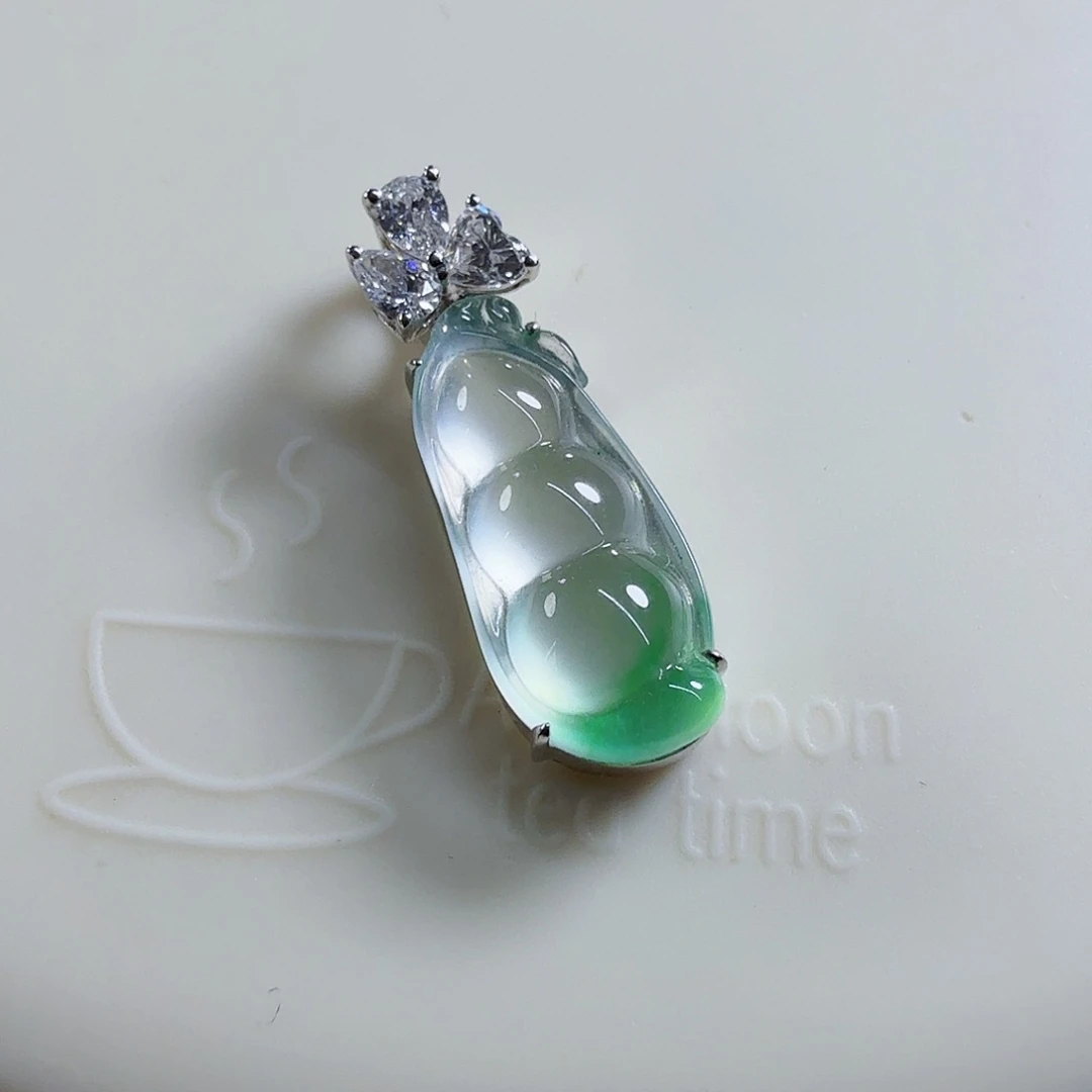 翡翠18K金镶嵌颈饰豆子