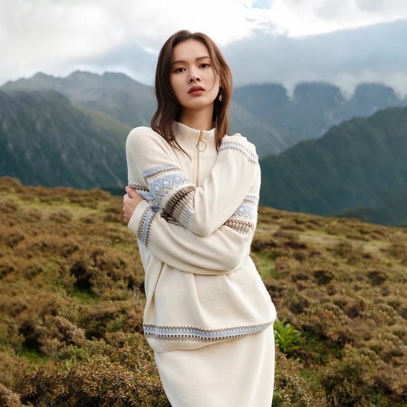 EP雅莹2025新款女装 牦牛绒羊绒羊毛混纺民族几何提花毛衣9519A