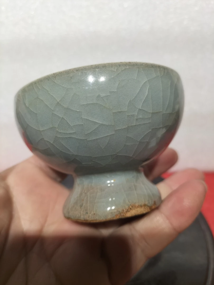 龙泉窑小杯子，整体开片，东西完整，口径7.5高5