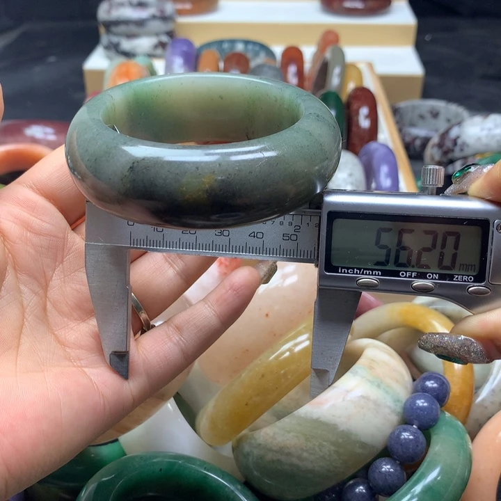 未镶嵌手镯石英质玉