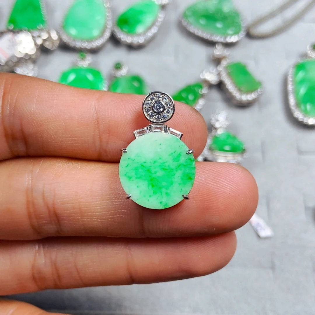 翡翠未镶嵌颈饰圆牌