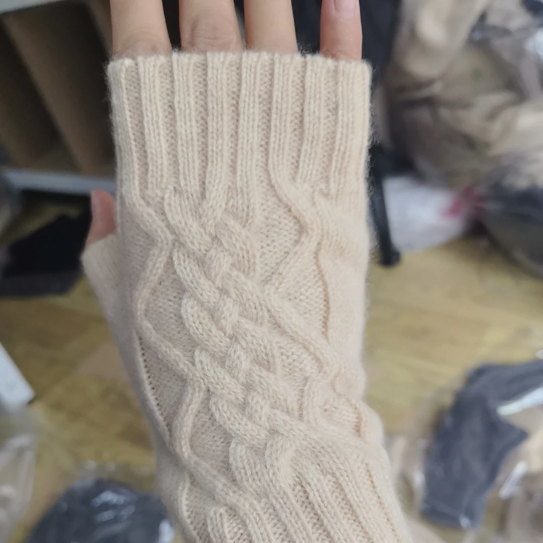 小山羊 无缝拼接加长护腕纯羊绒手套