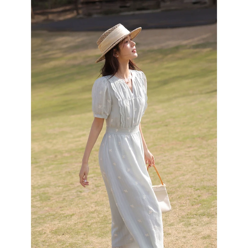 瞌睡兔 刺绣短袖连衣裙女夏小个子薄款气质收腰浅蓝色法式V领长裙