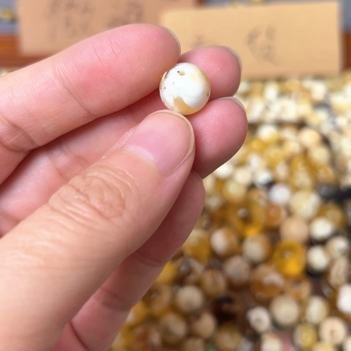 蜜蜡未镶嵌裸石10.6mm一个