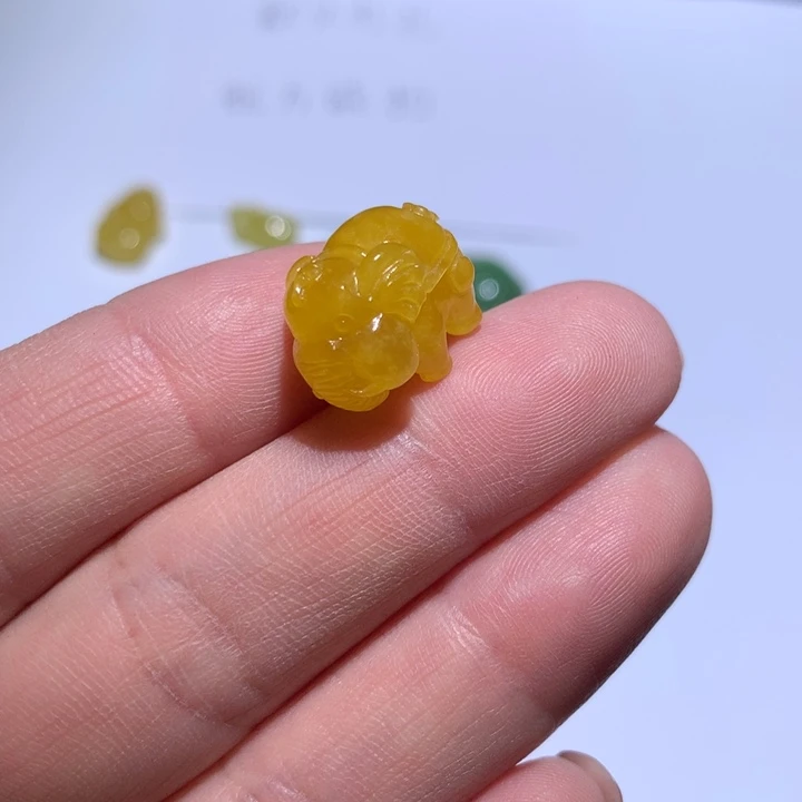 翡翠未镶嵌颈饰象