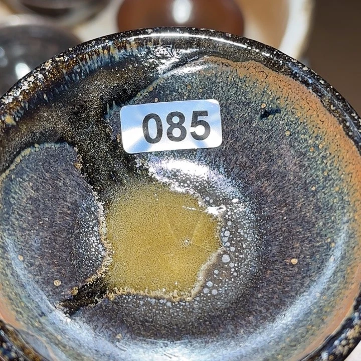 茶盏在干嘛我也在看手机的我