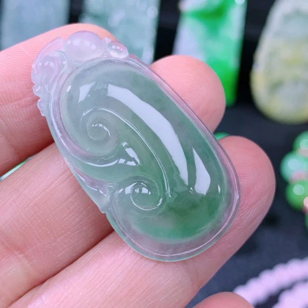 天然A货翡翠高冰种起钢飘绿花翡翠如意 尺寸:40.3-21.8-5.5mm
