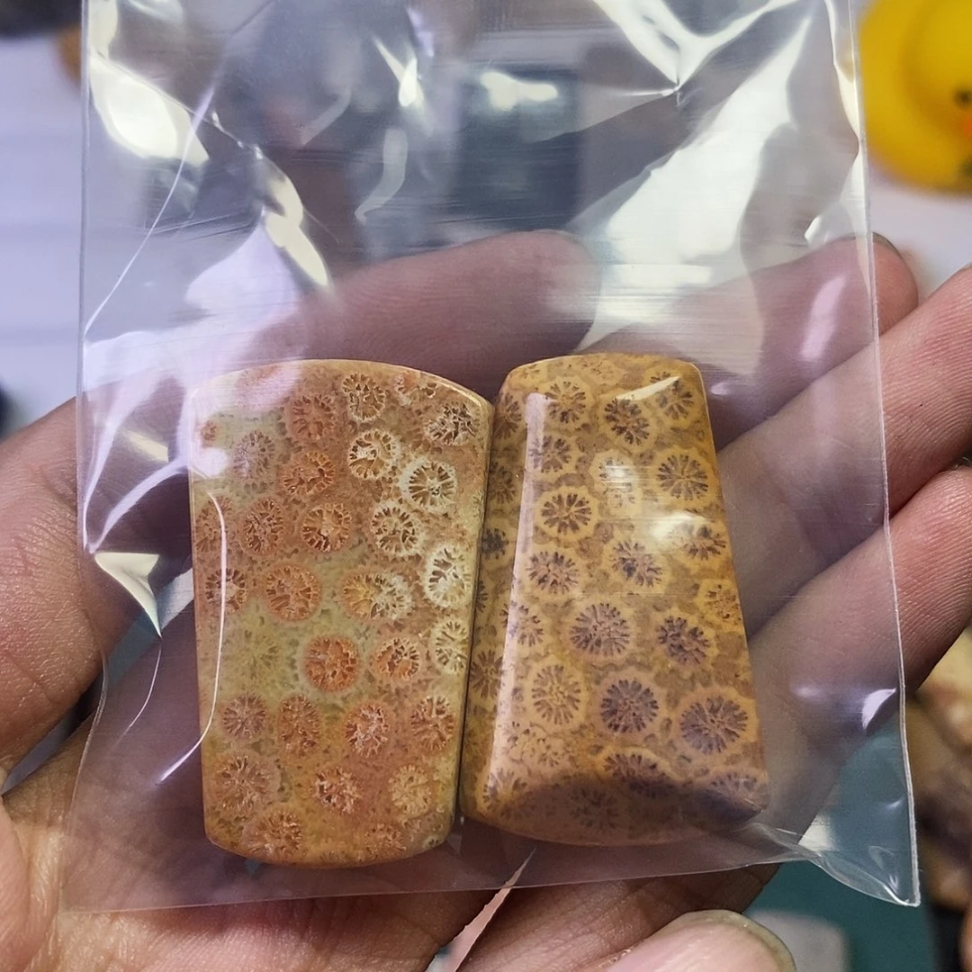 用***3石英质玉（非洲翠）未镶嵌颈饰