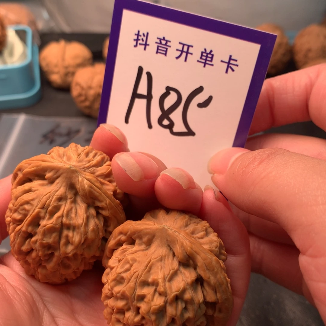 文玩核桃吊坠莲花