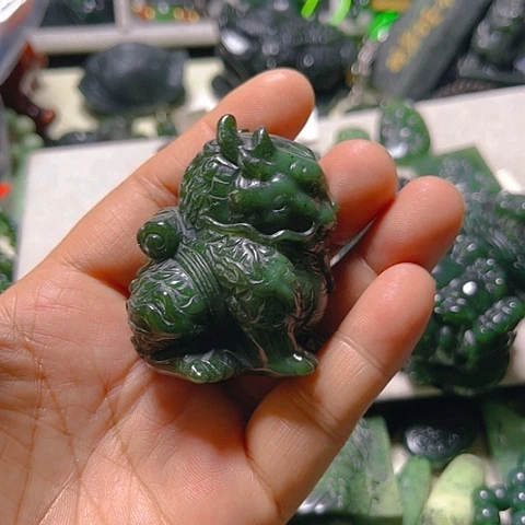 蛇纹石玉颈饰未镶嵌春****）