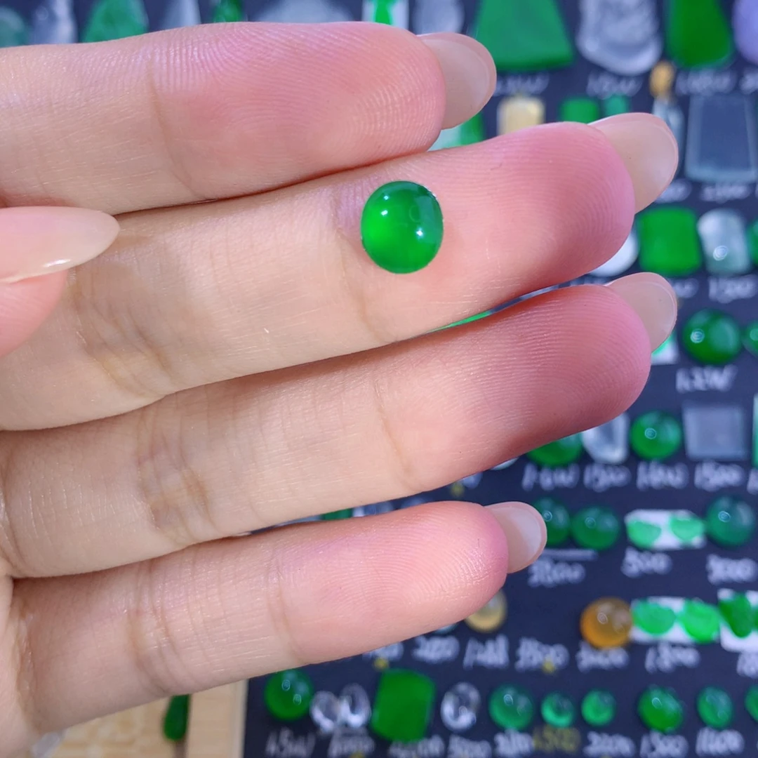 翡翠未镶嵌颈饰绿蛋面