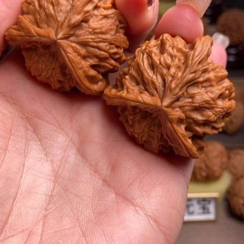 文玩核桃吊坠三棱