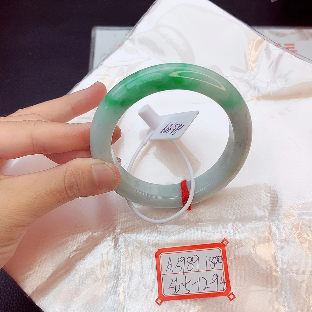 翡翠手镯未镶嵌翡翠