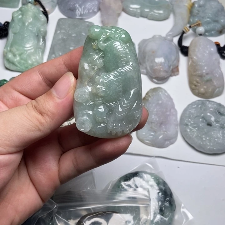 翡翠未镶嵌颈饰虎牌25
