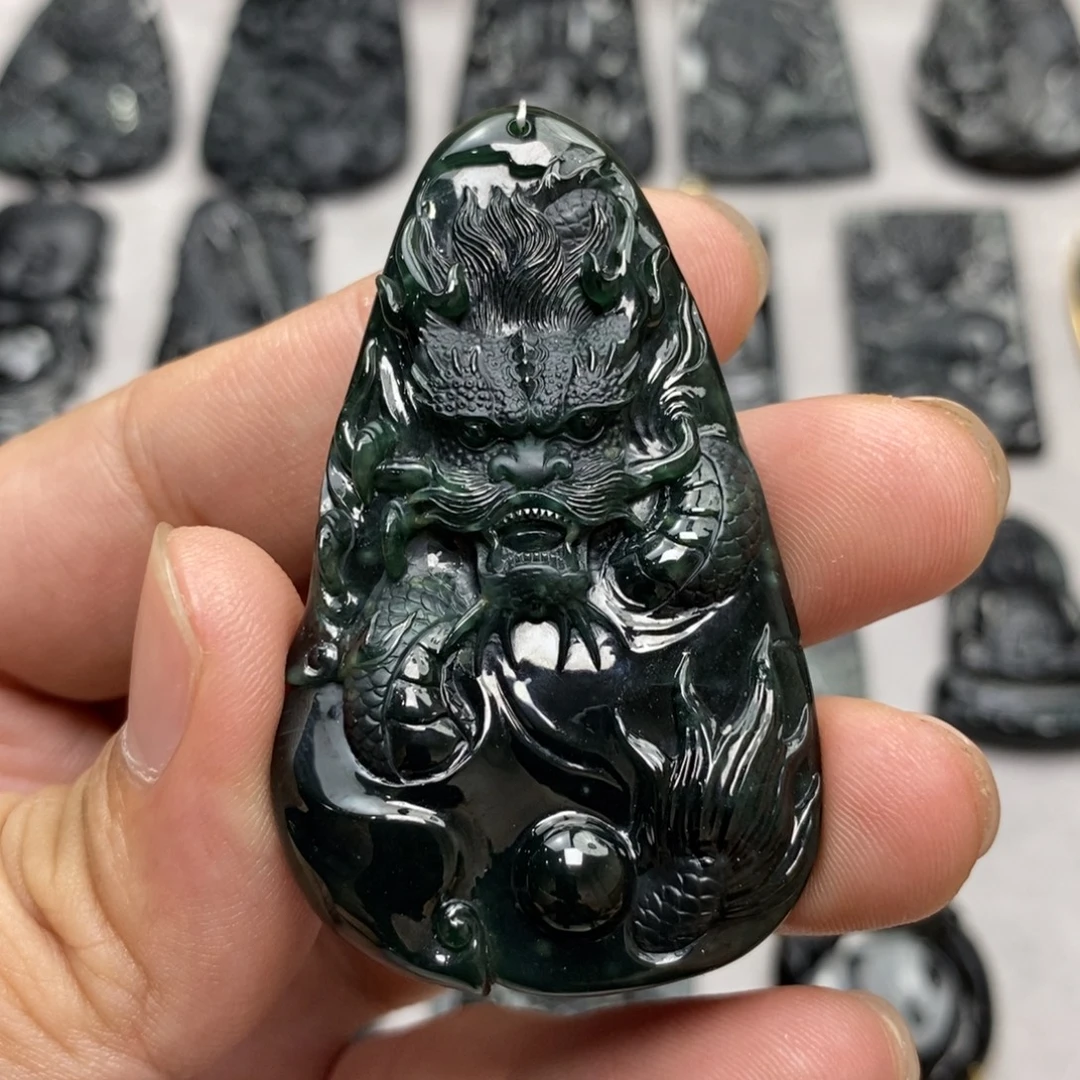 翡翠未镶嵌颈饰龙牌