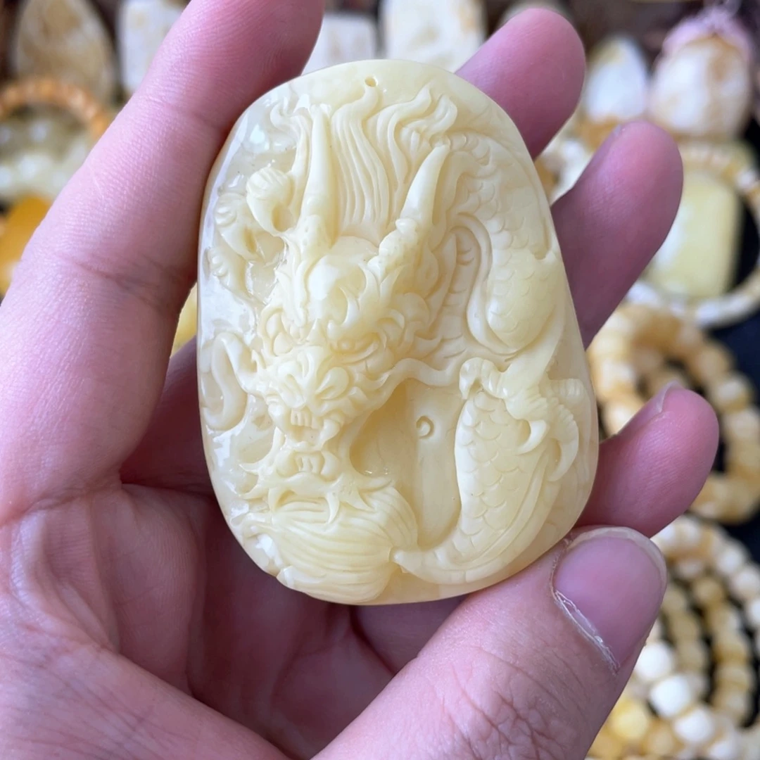 琥珀裸石未镶嵌俄料浓蜡精雕龙牌