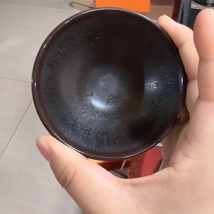 主人杯一个，瓷。。品茗