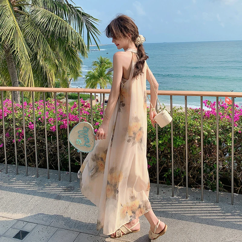 2025新款新中式挂脖连衣裙夏季新款宽松显瘦修身气质碎花裙度假国