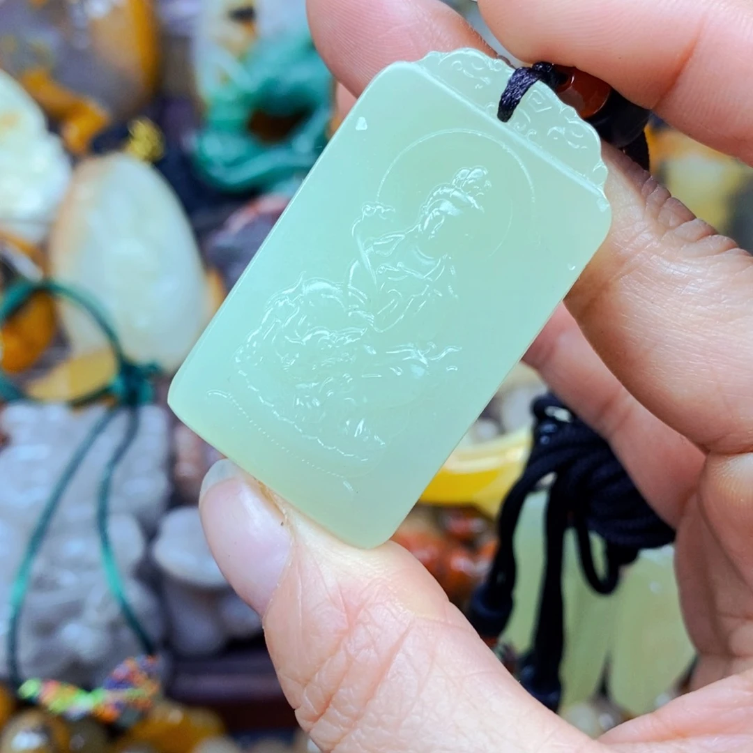 未镶嵌石英质玉（黄龙玉）颈饰