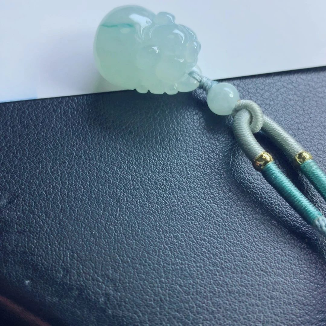 翡翠未镶嵌颈饰小猪