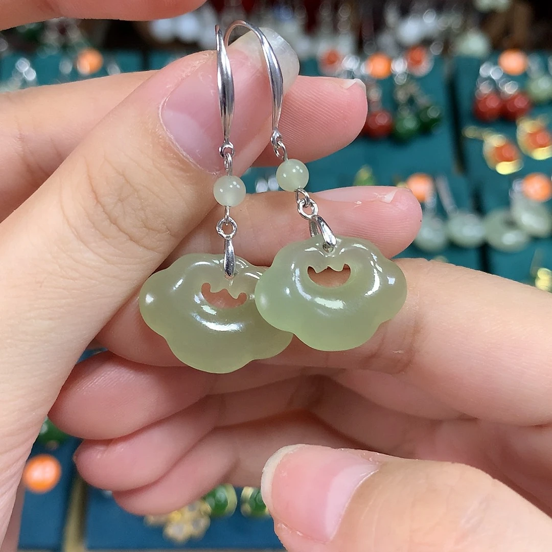 银S925镶嵌和田玉耳饰祥云锁卡20左右