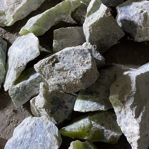 蛇纹石玉颈饰未镶嵌