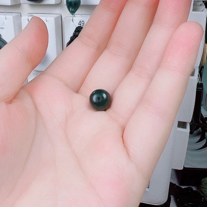 蛇纹石玉颈饰未镶嵌徐*。