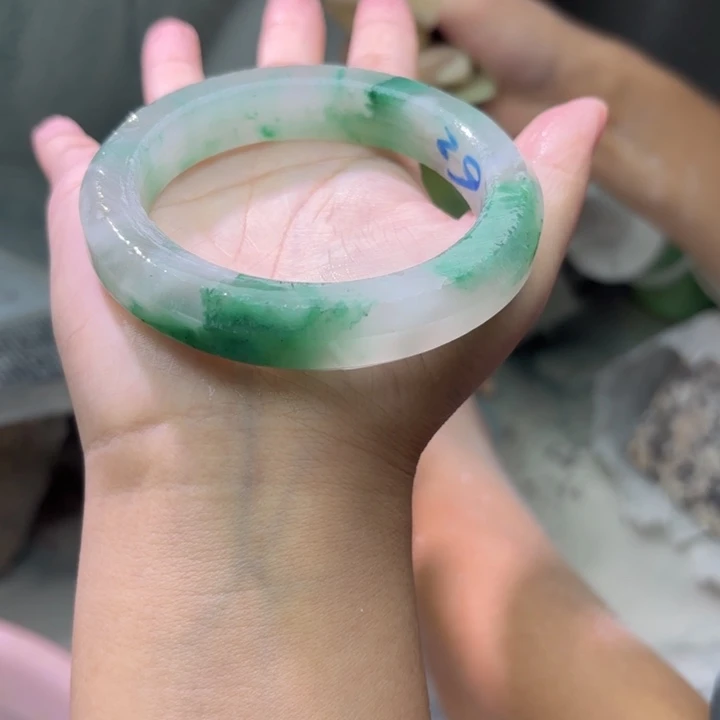 橘***姐石英质玉（非洲翠）未镶嵌手镯定制