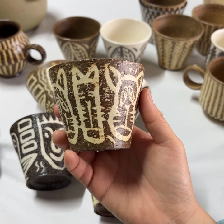 陶王易知猫咪手握杯