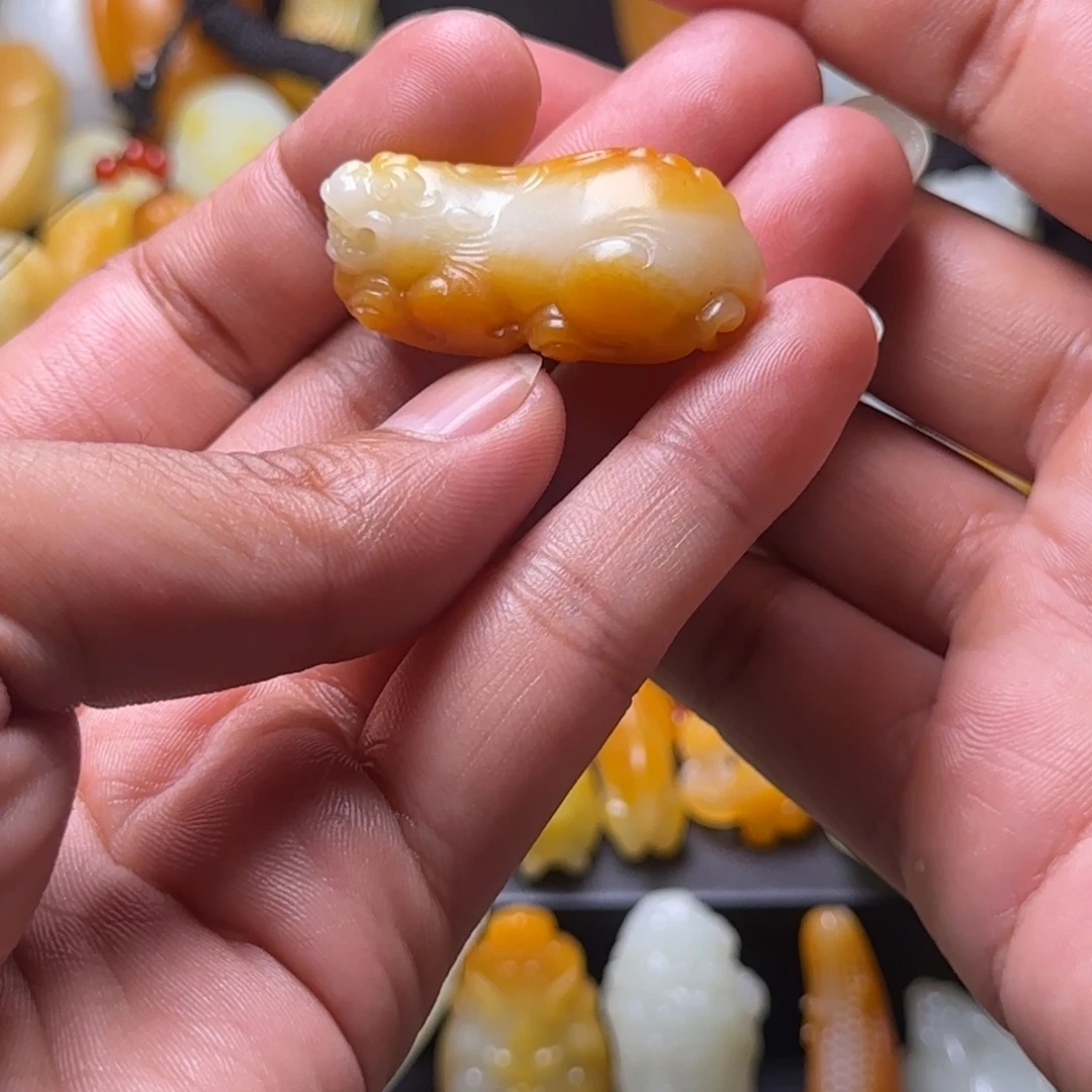 小***灰和田玉未镶嵌吊坠(赠链)