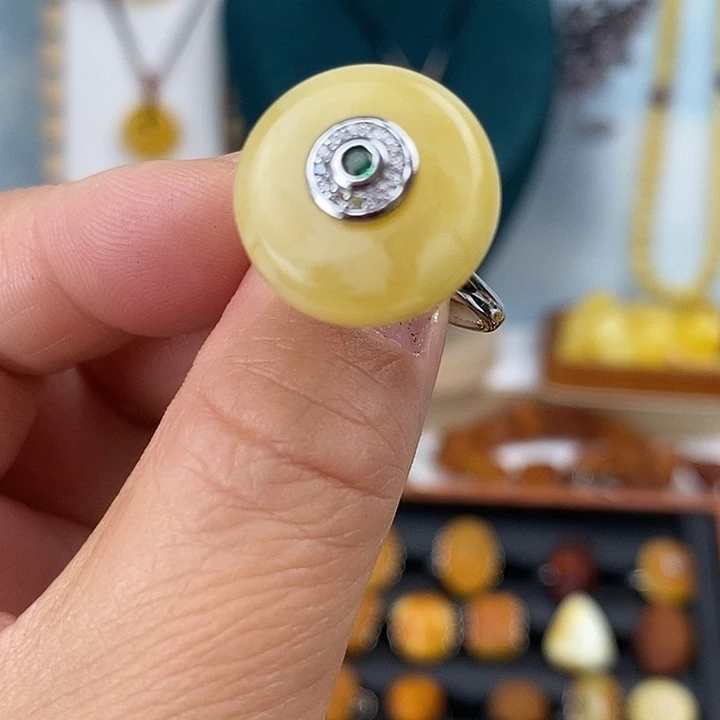 未镶嵌颈饰琥珀戒指