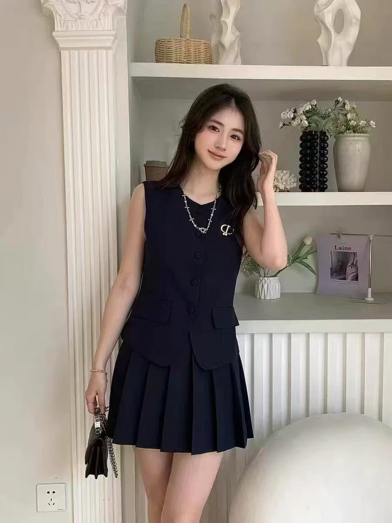 夏季设计感无袖马甲搭配百褶短裙套装