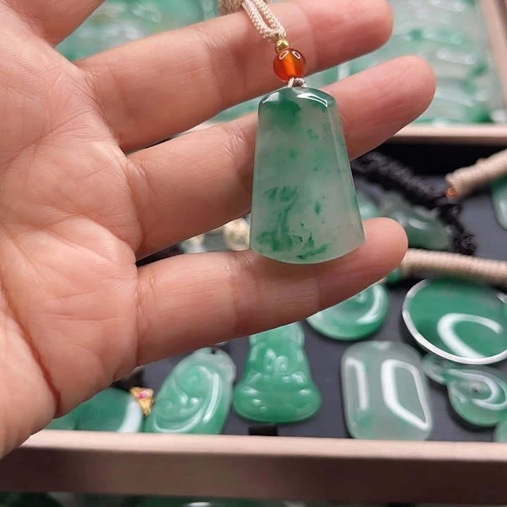 颈饰未镶嵌石英质玉卿***°