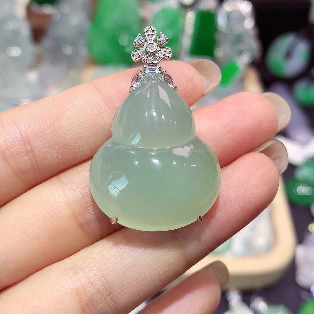 翡翠18K金镶嵌颈饰葫芦