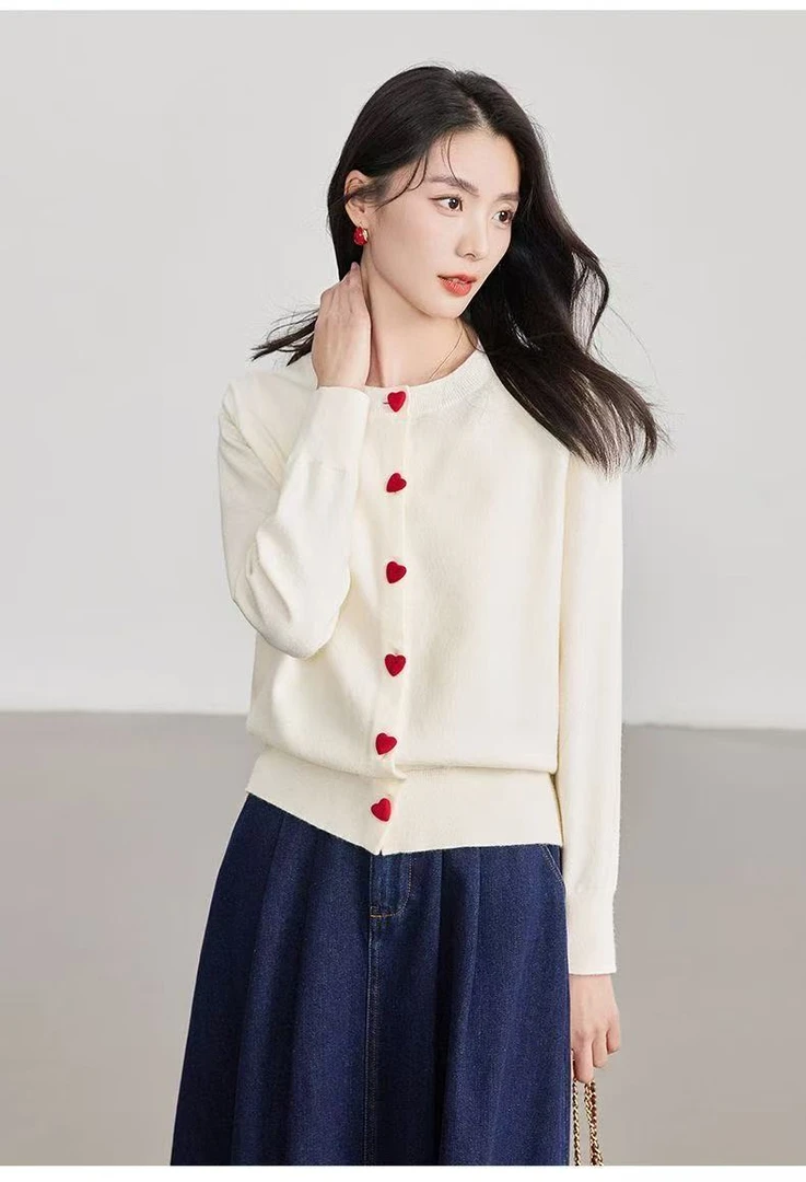 新款爱心纽扣针织衫甜美减龄开衫圆领时尚百搭慵懒毛衣外套上衣