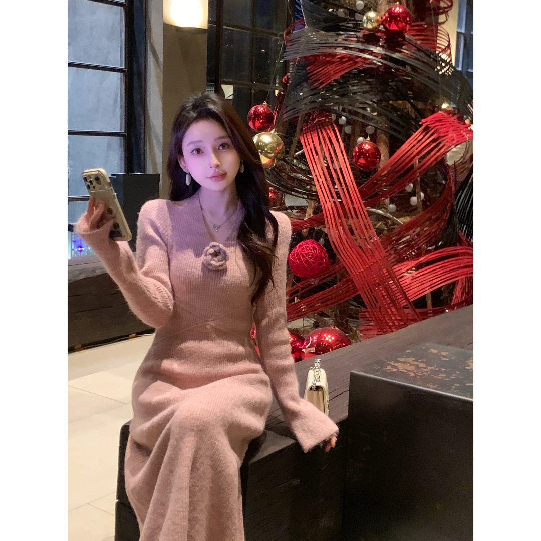 法式复古优雅挂脖花朵千金风2025修身显瘦软糯针织连衣裙气质长裙