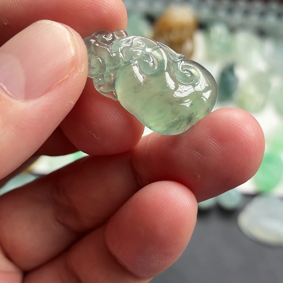 咔****翡翠未镶嵌颈饰如意