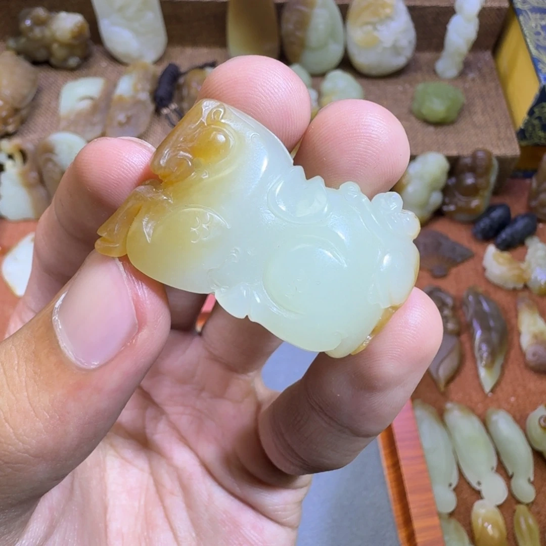 库***姐和田玉未镶嵌颈饰