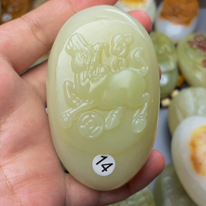 秋***雨方解石手把件牛牛