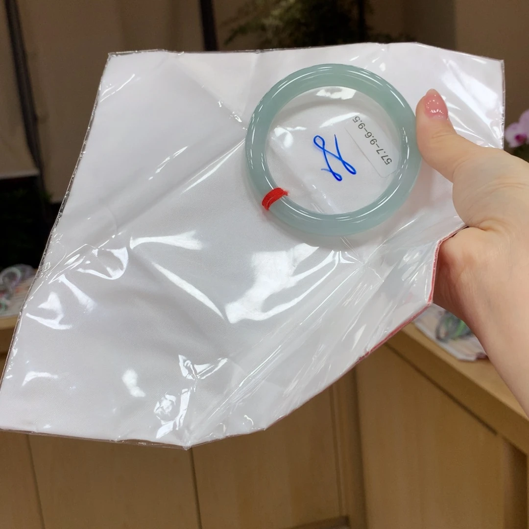 翡翠手镯未镶嵌不退不换