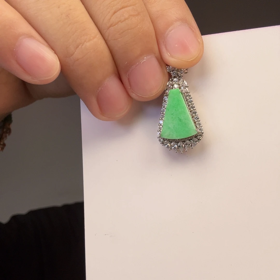 颈饰未镶嵌翡翠一件